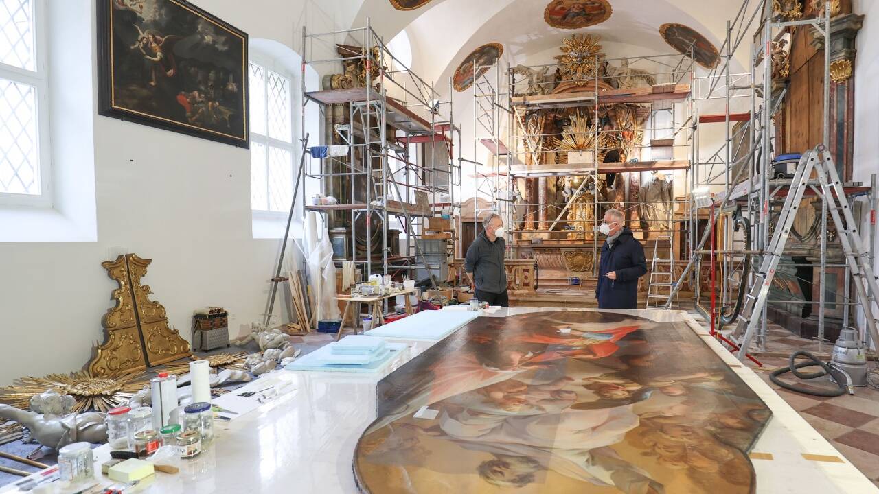 Das Gemälde des Seitenaltars im Sacellum: Gottvater holt Florian zu sich. Spuren einer Signatur deuten auf den Maler Jacob Zanusi hin. 