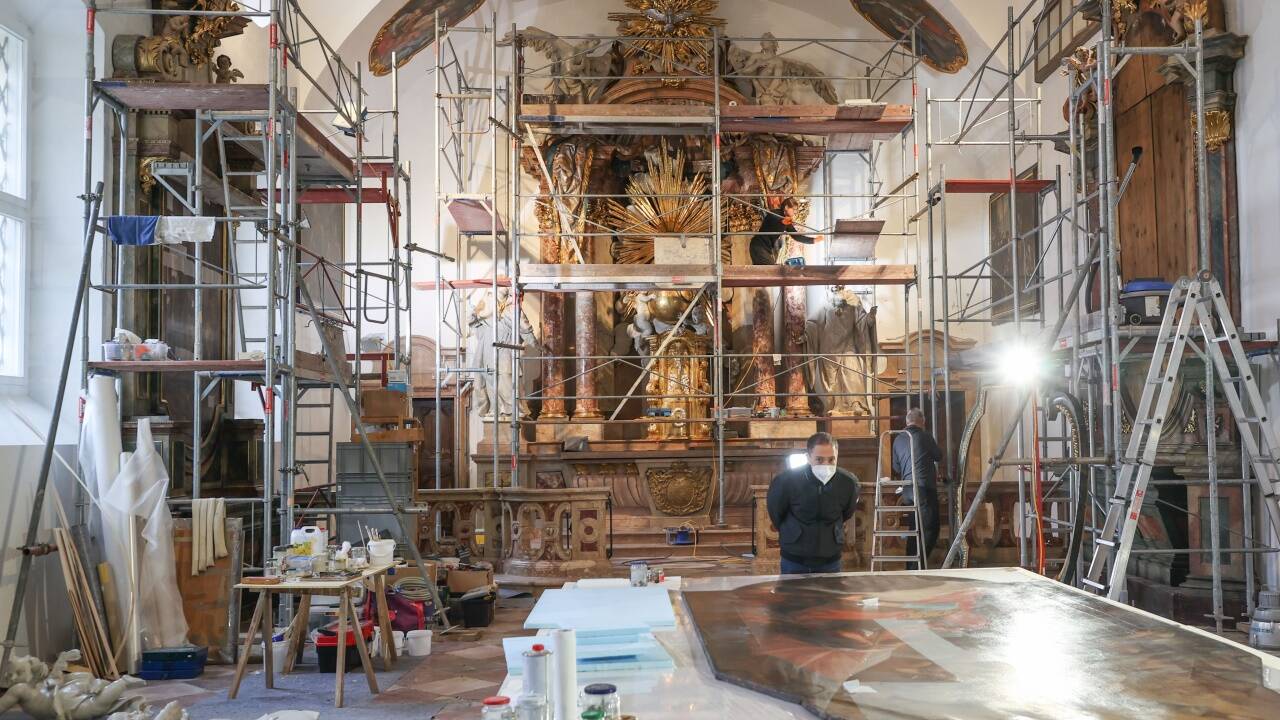 Das Gemälde des Seitenaltars im Sacellum: Gottvater holt Florian zu sich. Spuren einer Signatur deuten auf den Maler Jacob Zanusi hin. 