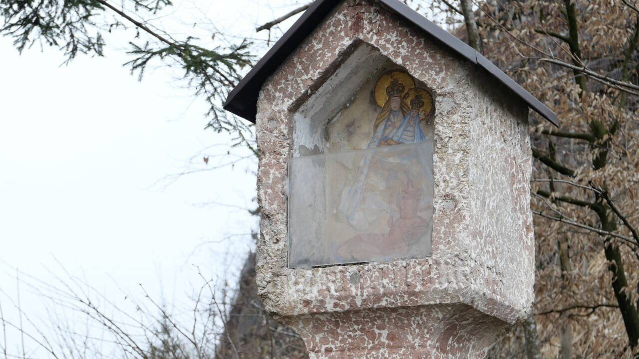 Eine Madonna mit dem Kind verbirgt sich hinter dem Glasschutz, der allerdings den Blick auf das Bild beeinträchtigt.  