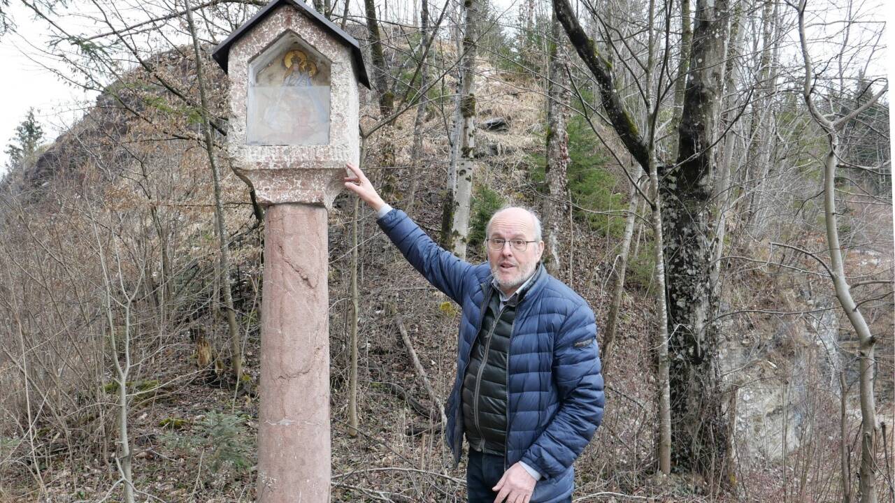 Der Tennengauer Historiker Michael Neureiter entziffert die gotische Schrift.  