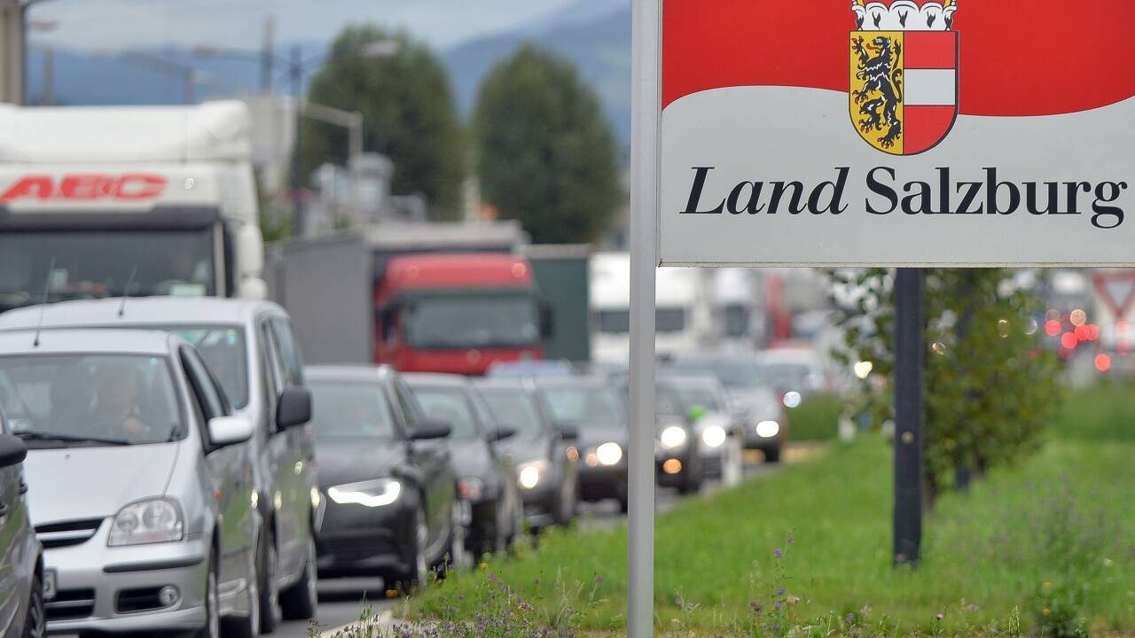 Stau, so weit das Auge reicht: Der nun vorgelegte Klimamasterplan setzt hauptsächlich beim Verkehr an. Bis 2030 sollen die Treibhausgasemissionen hier halbiert werden. Auf Salzburgs Straßen sollen 2030 rund 83.000 E-Pkw fahren.  Stau, so weit das Auge reicht: Der nun vorgelegte Klimamasterplan setzt hauptsächlich beim Verkehr an. Bis 2030 sollen die Treibhausgasemissionen hier halbiert werden. Auf Salzburgs Straßen sollen 2030 rund 83.000 E-Pkw fahren.