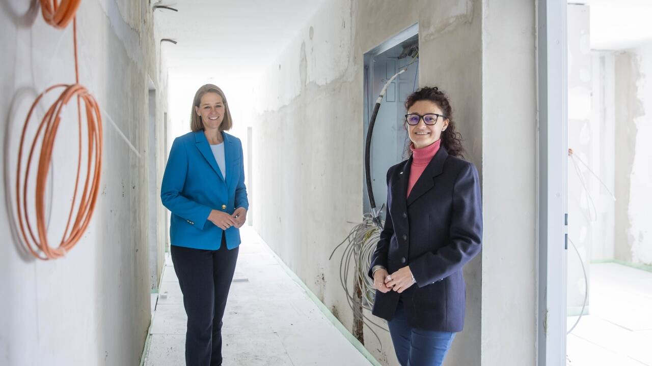 Landesrätin Andrea Klambauer (Neos) und die Vizedirektorin der Caritas Salzburg, Andrea Schmid, besichtigten die Baustelle in Salzburg-Itzling. 
