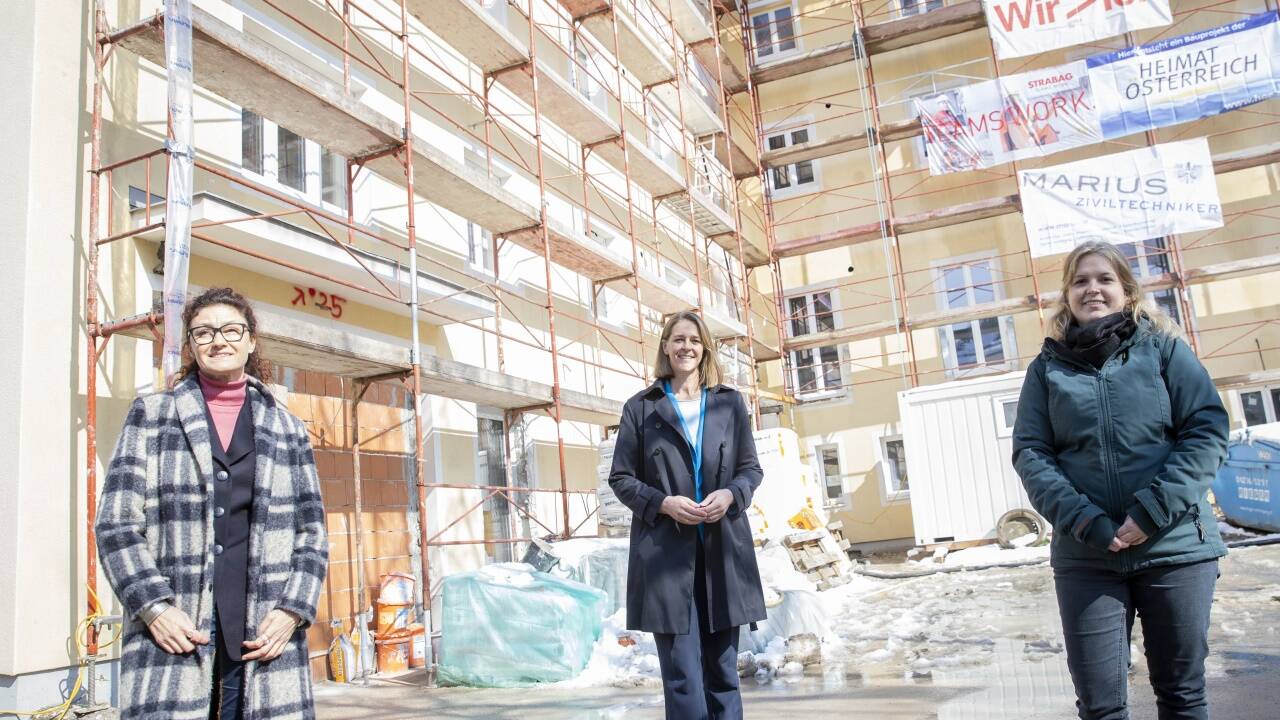 Besichtigten die Baustelle in Itzling: Andrea Schmid (Caritas), Landesrätin Andrea Klambauer (Neos) und Projektleiterin Sabine Zeller.  
