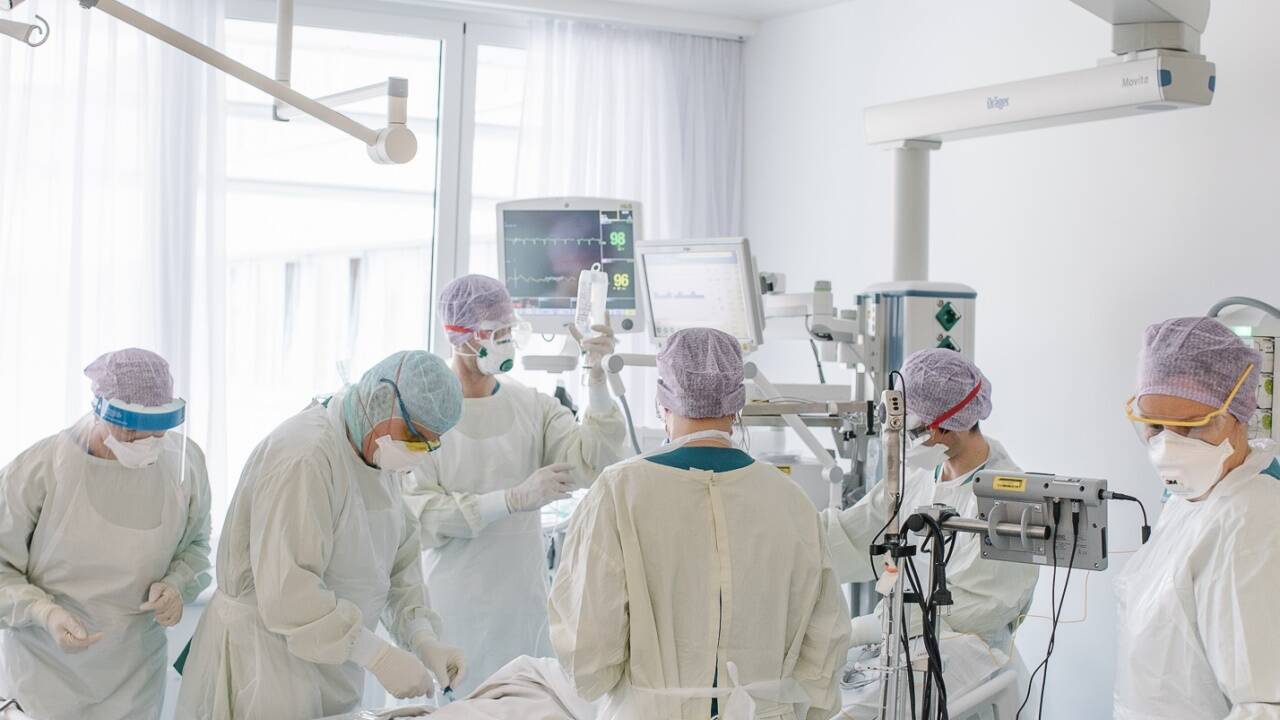 Die Intensivstationen werden immer voller – auch, weil die Patienten bis zu drei Mal so lang dort lägen, sagt Epidemiologe Hans-Peter Hutter.  