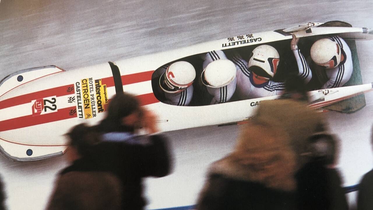 Eine Bobfahrt, die sogar bei CNN einen Platz in den Sportschlagzeilen fand: Thomas Wörz (2. v. r.) sitzt verkehrt im Viererbob.  