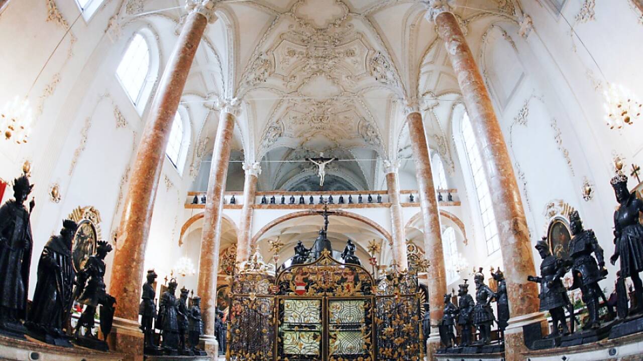 Grabdenkmal von Kaiser Maximilian I. wird neu beleuchtet 