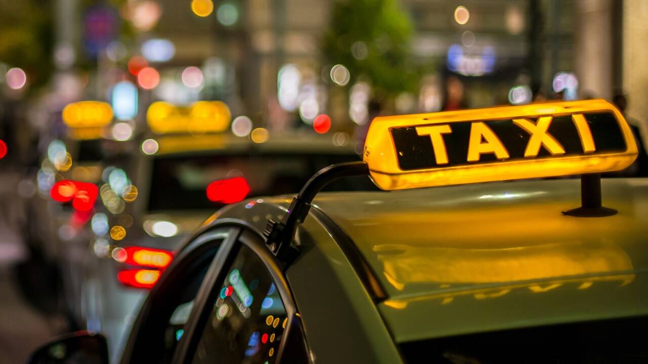 Nicht nur die Coronapandemie macht Taxis und Mietwagen das Leben schwer. Manche finden den Wettbewerb untereinander ruinös.  