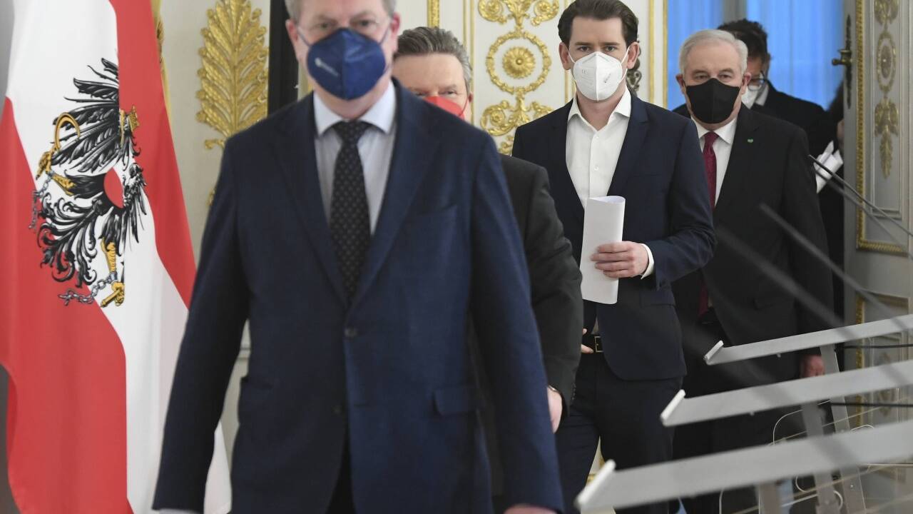 Der Vizerektor der MedUni Wien, Oswald Wagner, Wiens Bürgermeister Michael Ludwig (SPÖ), Bundeskanzler Sebastian Kurz (ÖVP), der steirische Landeshauptmann Hermann Schützenhöfer (ÖVP) und Gesundheitsminister Rudolf Anschober (Grüne) bei der Pressekonferenz nach dem Coronagipfel. 