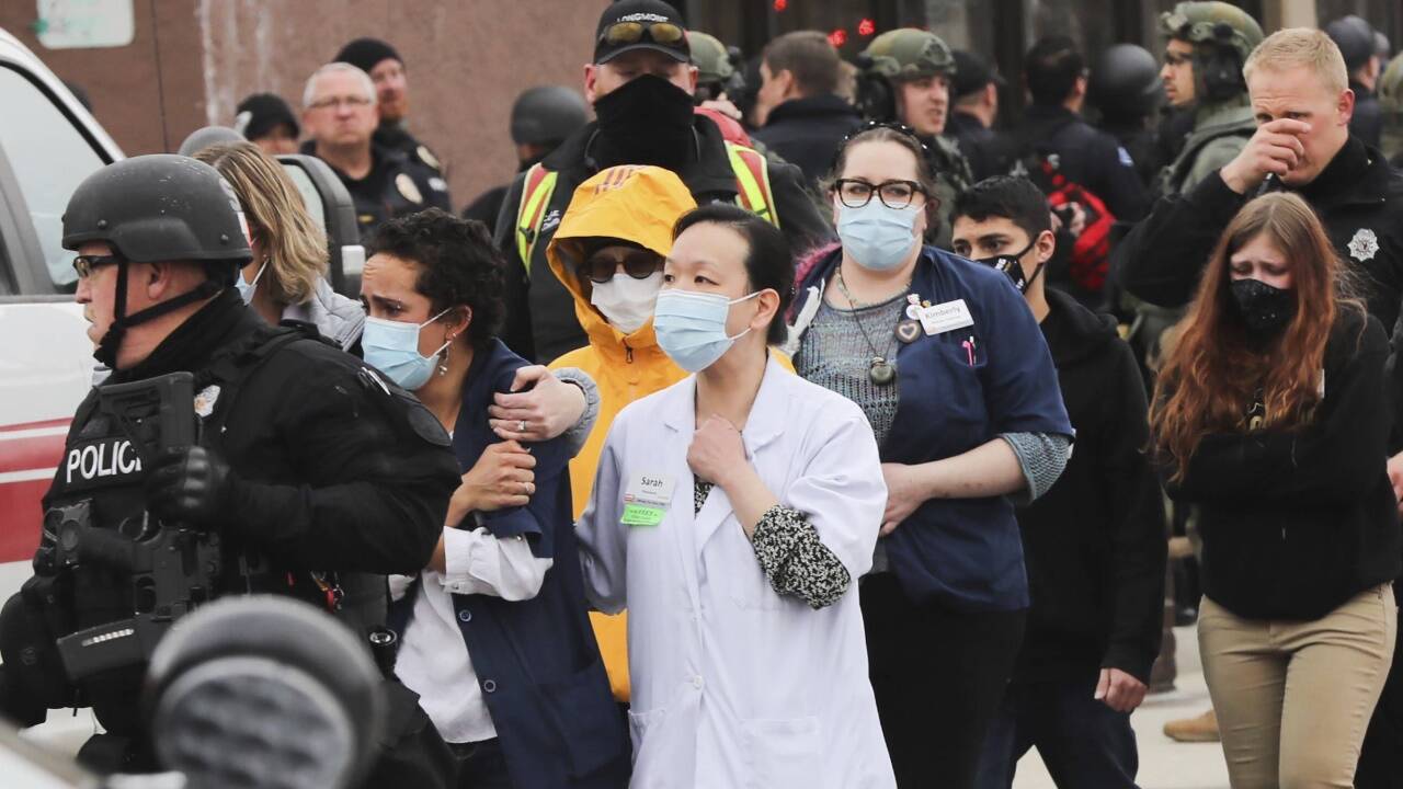 Raus hier – Polizisten bringen Angestellte und Kunden des Supermarktes in Sicherheit. Raus hier – Polizisten bringen Angestellte und Kunden des Supermarktes in Sicherheit.