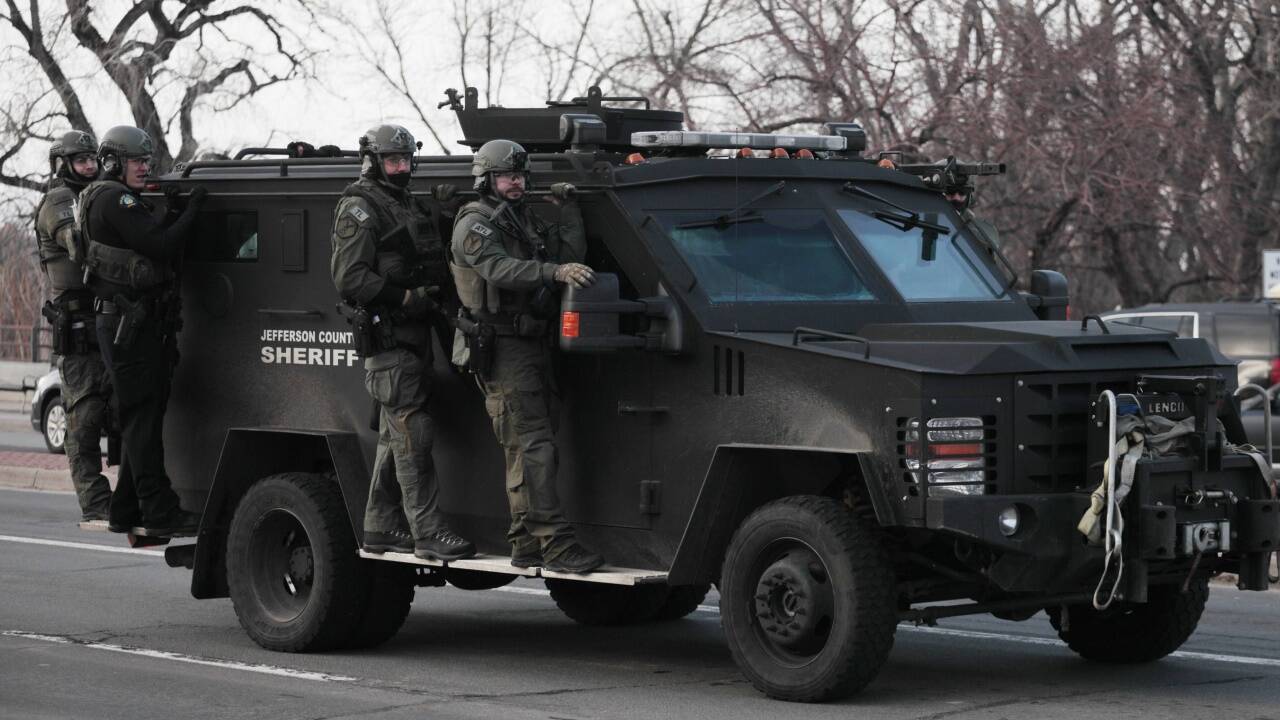 Eine schwer bewaffnete Polizeieinheit auf dem Weg zum Tatort. Eine schwer bewaffnete Polizeieinheit auf dem Weg zum Tatort.