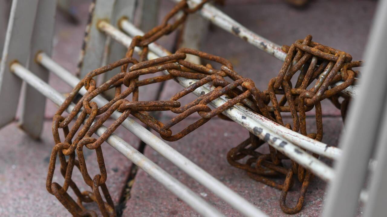 Gastgartenstühle mit einer rostigen Kette gesichert – gesehen am März 2021 am Naschmarkt in Wien.  Gastgartenstühle mit einer rostigen Kette gesichert – gesehen am März 2021 am Naschmarkt in Wien.
