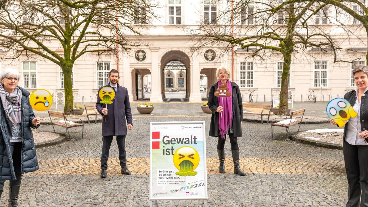 Adelheid Moser, Leiterin der Kinder- und Jugendhilfe, Patrick Pfeifenberger, Leiter der MA 3 - Soziales, Sozialstadträtin Anja Hagenauer und Frauen-Beauftragte Alexandra Schmidt (v. l. n. r.) präsentierten die Gewaltschutzkampagne „Mensch, mach’s möglich“. 