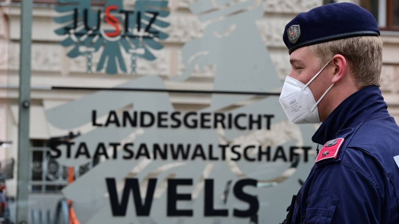 Ernst August von Hannover (links) auf dem Weg in den Gerichtssaal, begleitet von seinem Verteidiger Otto Dietrich.  