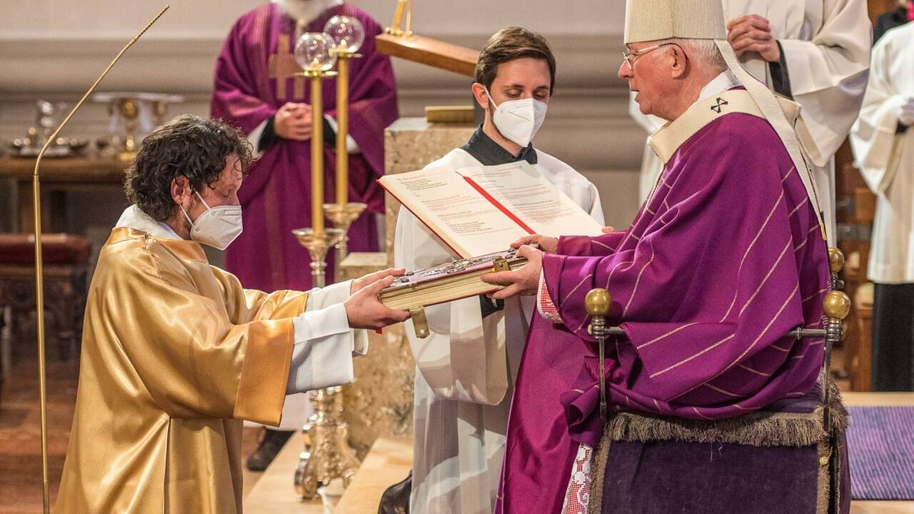 Erzbischof Franz Lackner mit dem neuen Diakon Ruben Weyringer. Beide halten hier das Evangeliar in Händen.  