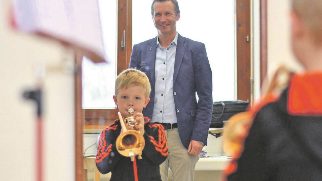 Felix Schwabl (6) gibt vor dem Spiegel alles mit seiner Trompete. Über die Schulter schaut ihm Gerhard Schmiderer, Sprecher der 15 Musikum-Direktoren des Landes.  