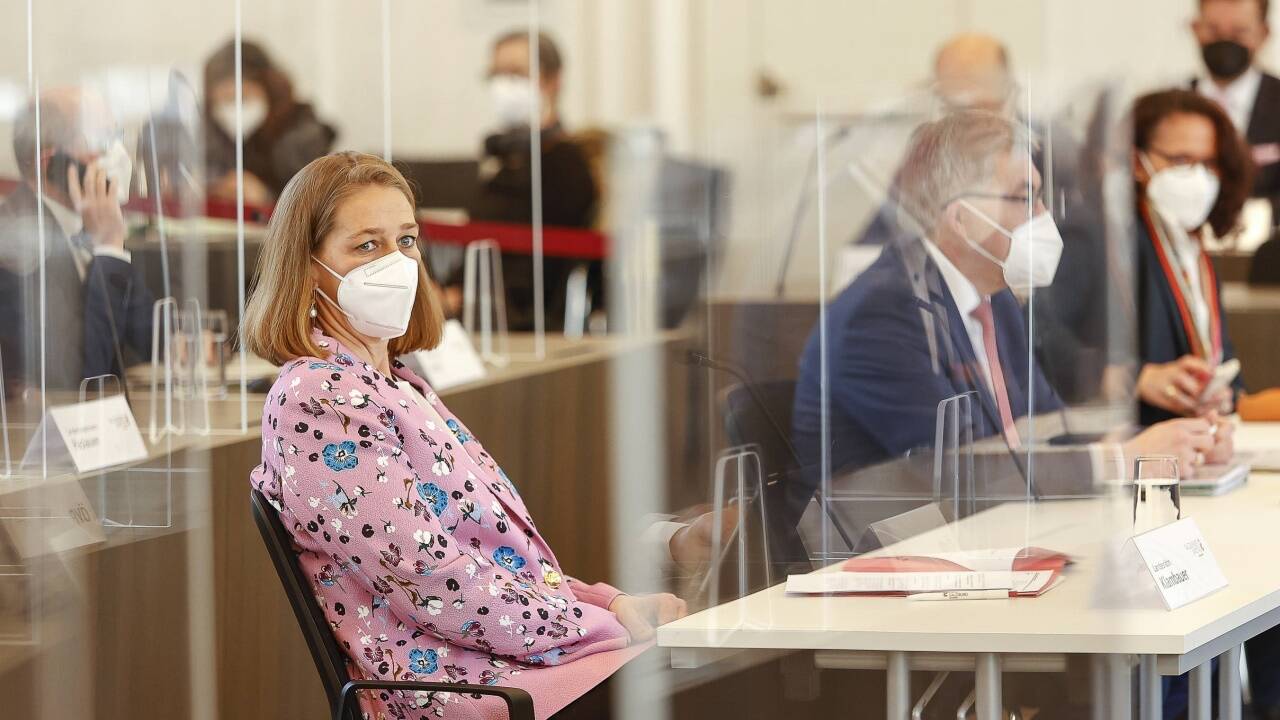 Der Landtag tagt derzeit in halber Besetzung.  