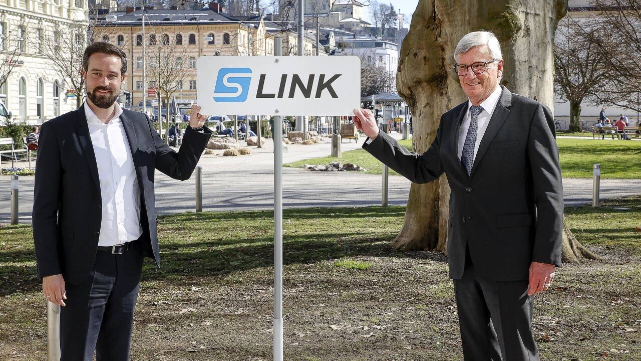 Verkehrslandesrat Stefan Schnöll und Salzburgs Bürgermeister Harald Preuner mit dem neuen Logo. Jahrzehntelang hieß das Projekt Regionalstadtbahn oder Stadtregionalbahn. Nun ist es S-Link.  