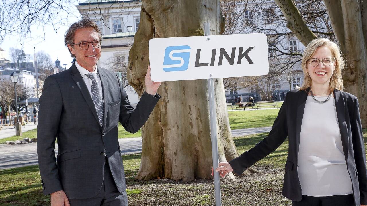 Salzburg AG-Vorstand Leo Schitter und Verkehrsministerin Leonore Gewessler (Grüne). Jahrzehntelang hieß das Projekt Regionalstadtbahn oder Stadtregionalbahn. Nun ist es S-Link.  