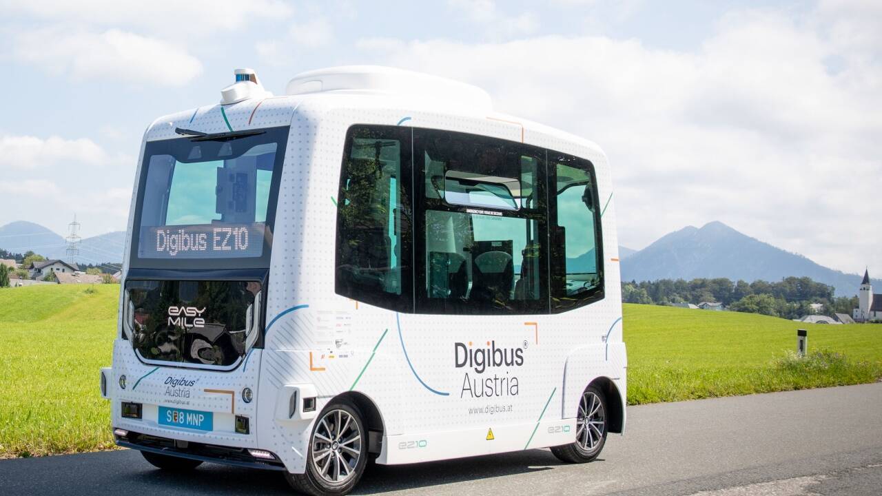 Der selbstfahrende „Digibus Austria“ wurde in der Flachgauer Gemeinde Koppl auf seine Praxistauglichkeit getestet.   Der selbstfahrende „Digibus Austria“ wurde in der Flachgauer Gemeinde Koppl auf seine Praxistauglichkeit getestet.