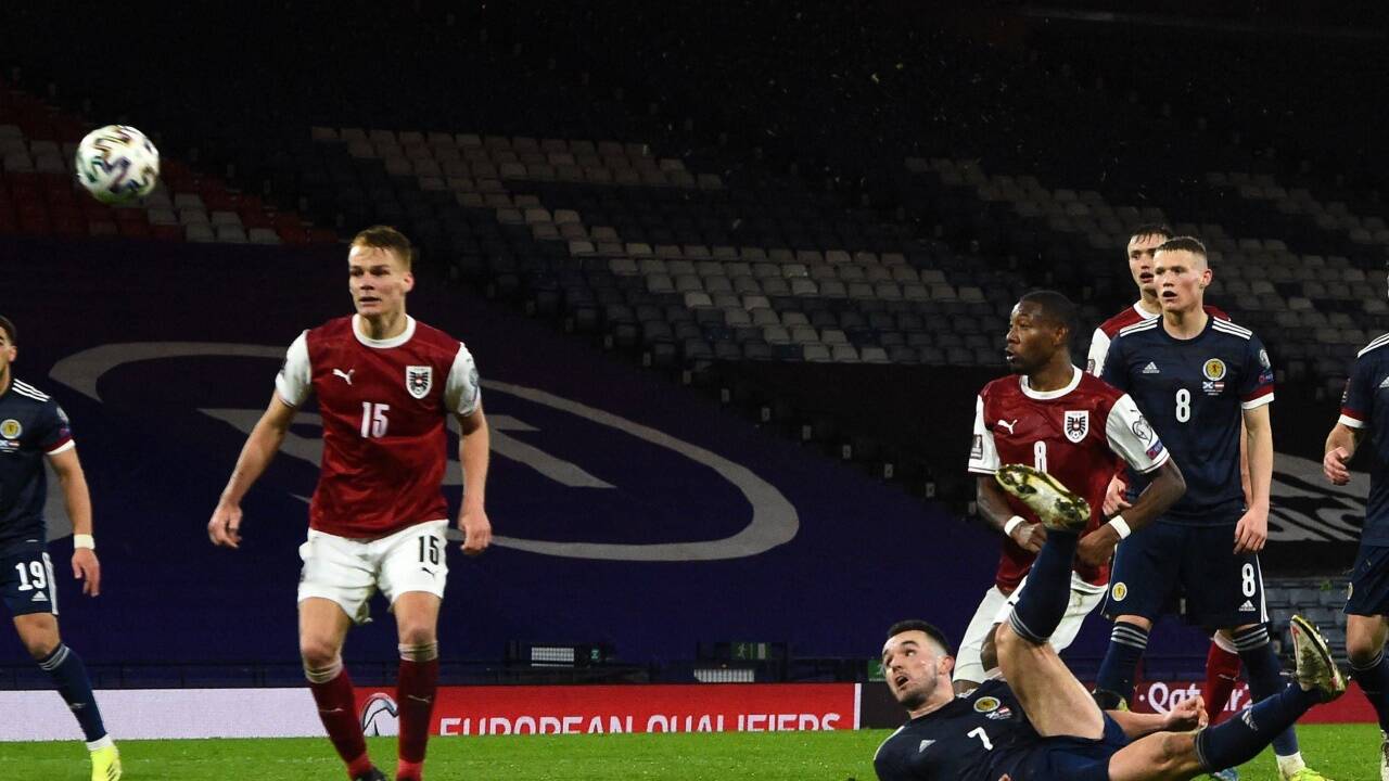 Die kalte Dusche in der 85. Minute: John McGinn trifft per Fallrückzieher zum 2:2.  