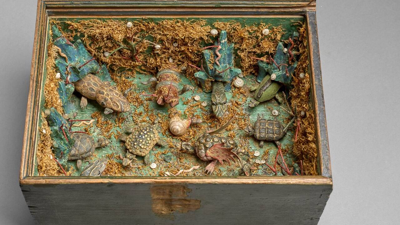 Ambraser Schüttelkasten voll zappelnder Schildkröten, Schlangen, Echsen und sogar mit einem Skorpion erschreckte die Gäste: Die kleinen Figuren aus Holz und Draht sind so lebensecht bemalt und so elastisch in der Bewegung, dass beim Schütteln des mit Moos und Schneckenhäusern versehenen Kastens der trügliche Eindruck eines Terrariums entsteht.  