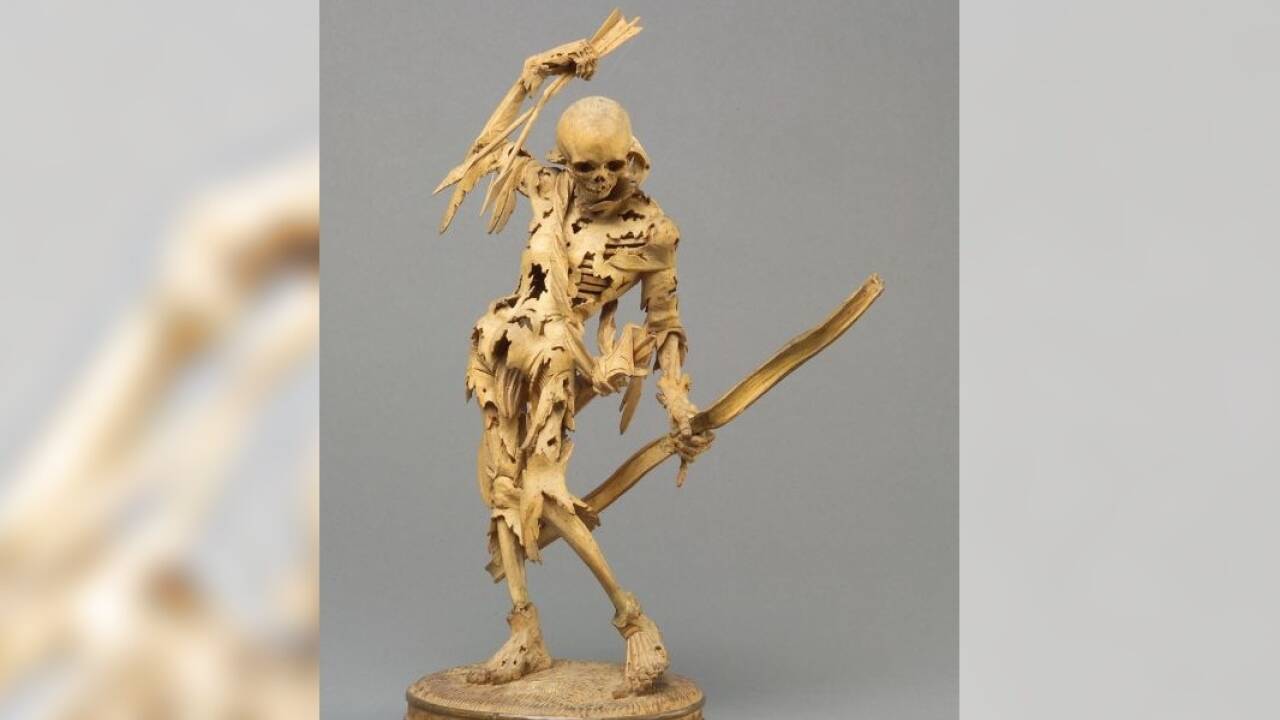 Der Tod in Schloss Ambras ist klein: 22,5 Zentimeter misst die schauderbare Figur, an der Kleiderreste und Haut in Fetzen hängen. Vermutlich gehörte das „Tödlein“ aus Birnbaumholz zuerst Kaiser Maximilian I. und kam als Erbstück zu dessen Urenkel Ferdinand. 