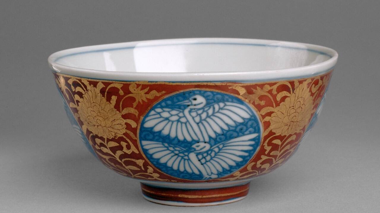 In Schloss Ambras sind früheste Exportstücke chinesischen Porzellans der Ming-Dynastie des 16. Jahrhunderts erhalten, etwa eine Schale in Goldbrokatmuster mit fünf Medaillons für himmlisch fliegende Kraniche.  