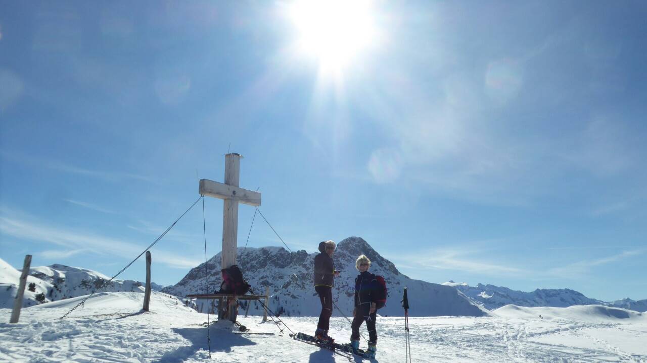 Strahlende Gesichter am Loosbühel. Im Hintergrund der Draugstein. 