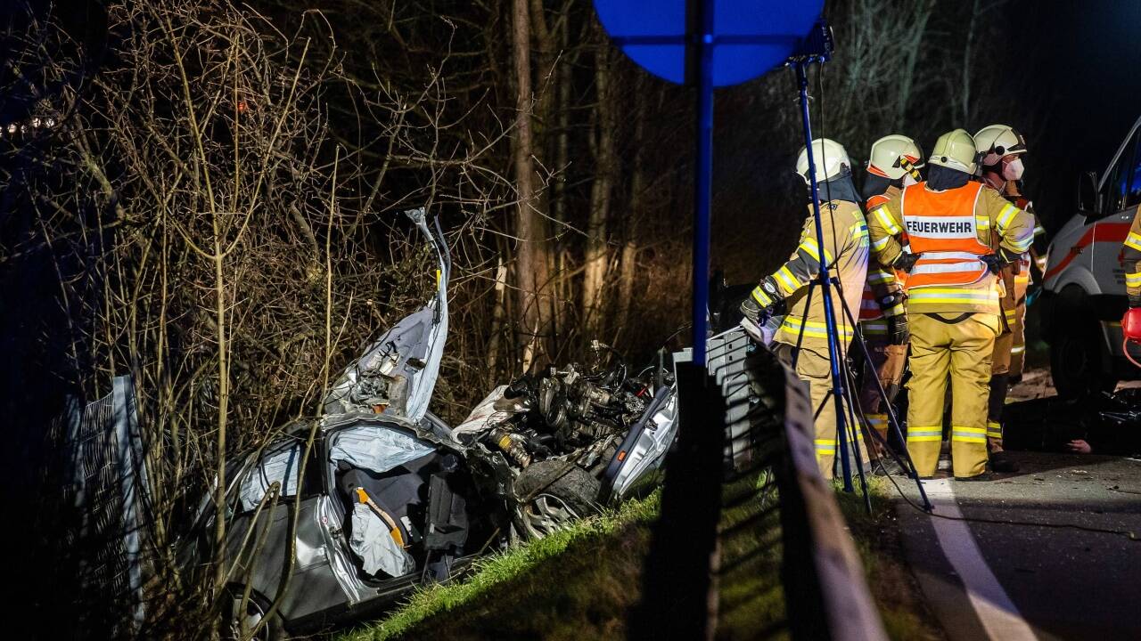 Der Pkw war aus unbekannter Ursache von der Fahrbahn abgekommen und gegen einen Baum geprallt. 