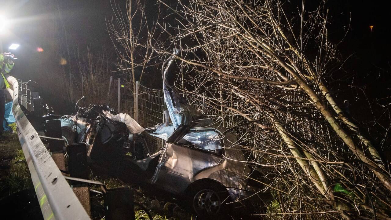 Das Unfallwrack wurde von der Feuerwehr geborgen 