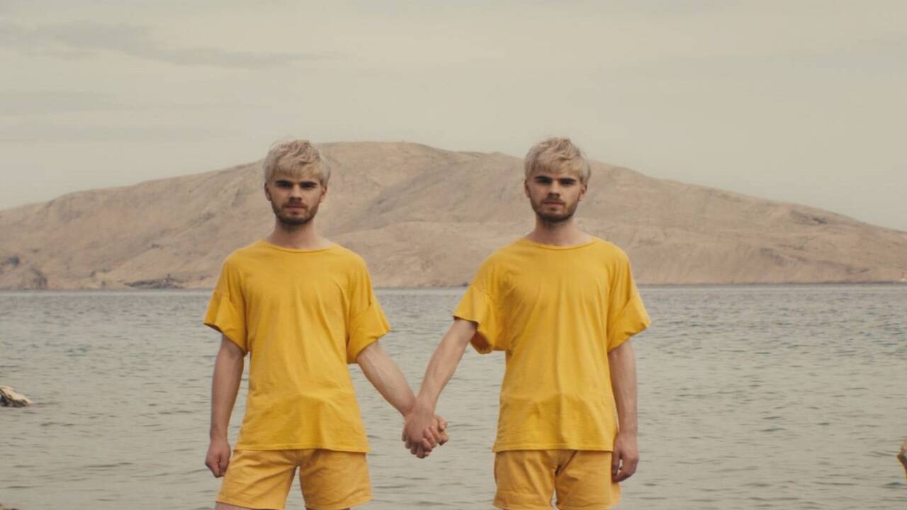 Aus einem Duo wurden Zwillinge: Rupert Höller hat für die Wiener Band Leyya das Video „Wannabe“ gedreht. 
