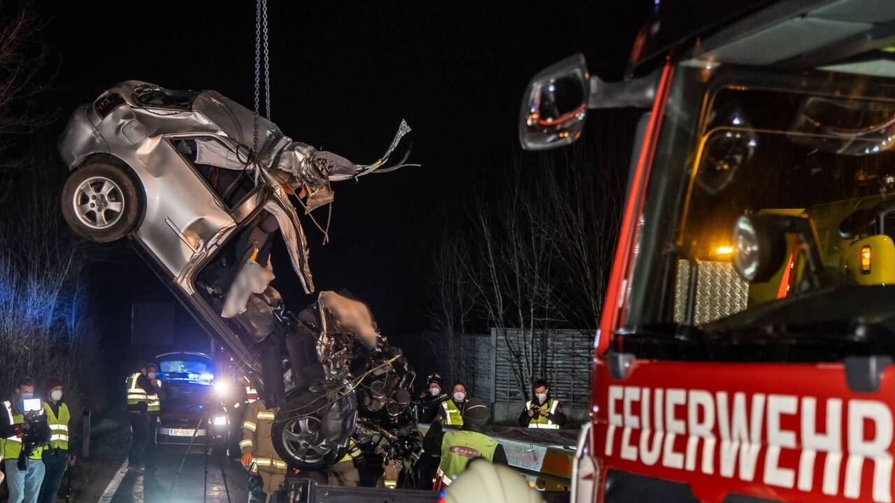 Die Freiwillige Feuerwehr Anthering war am Freitagabend mit sechs Fahrzeugen und rund 40 Feuerwehrleuten im Einsatz. Die Freiwillige Feuerwehr Anthering war am Freitagabend mit sechs Fahrzeugen und rund 40 Feuerwehrleuten im Einsatz.