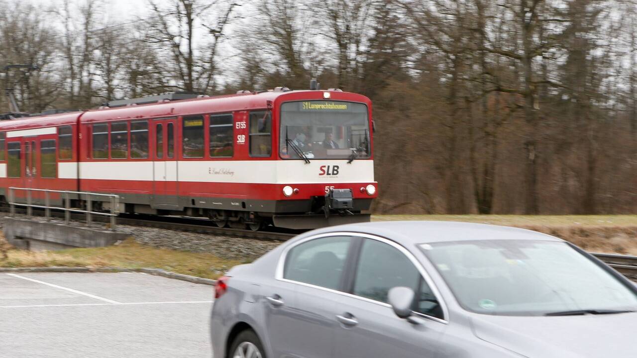 Die Lokalbahn soll künftig mehr Pendler dazu bewegen, das Auto entlang der Strecke stehen zu lassen und in den Zug umzusteigen. Die Lokalbahn soll künftig mehr Pendler dazu bewegen, das Auto entlang der Strecke stehen zu lassen und in den Zug umzusteigen.