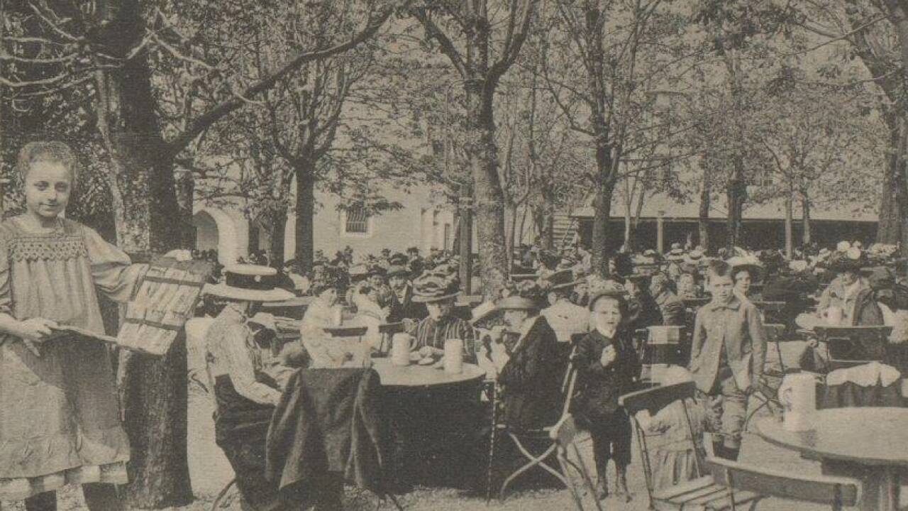 Der Gastgarten auf einer historischen Postkarte.  