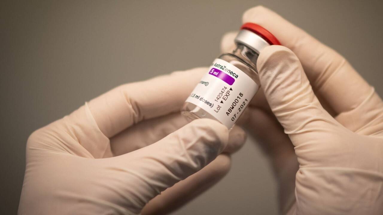 Der schwedisch-britische Impfstoff AstraZeneca wird nun vorübergehend nicht mehr an Personen unter 60 in Berlin verimpft. 