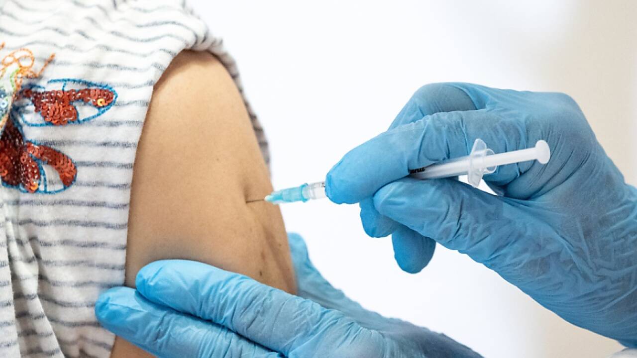Als pflegende Angehörige sollen sich zahlreiche Personen eine Corona-Schutzimpfung erschlichen haben. Die Gesundheitsbehörden bei den zuständigen Bezirkshauptmannschaften ermitteln. Als pflegende Angehörige sollen sich zahlreiche Personen eine Corona-Schutzimpfung erschlichen haben. Die Gesundheitsbehörden bei den zuständigen Bezirkshauptmannschaften ermitteln.