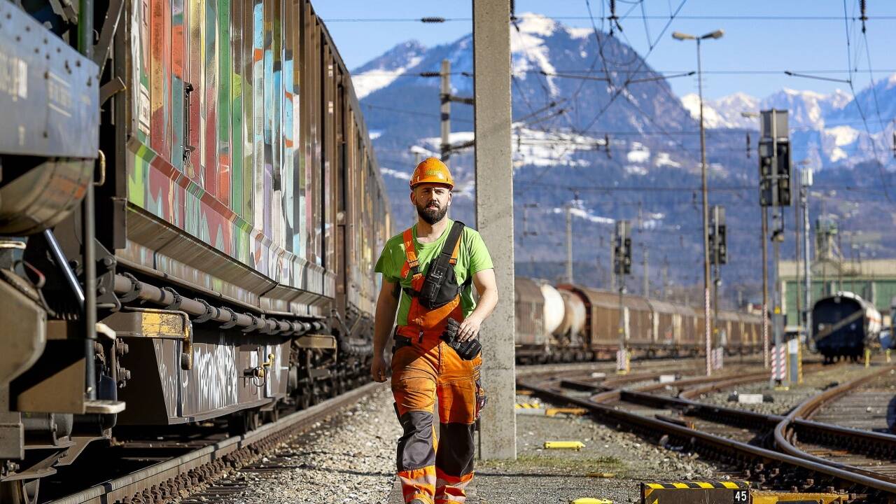 Der Güterverkehr auf der Schiene soll in Salzburg in den kommenden Jahren an Fahrt aufnehmen. Im Bild: SETG-Verschubarbeiter Anil Güven am Bahnhof in Hallein. Der Güterverkehr auf der Schiene soll in Salzburg in den kommenden Jahren an Fahrt aufnehmen. Im Bild: SETG-Verschubarbeiter Anil Güven am Bahnhof in Hallein.
