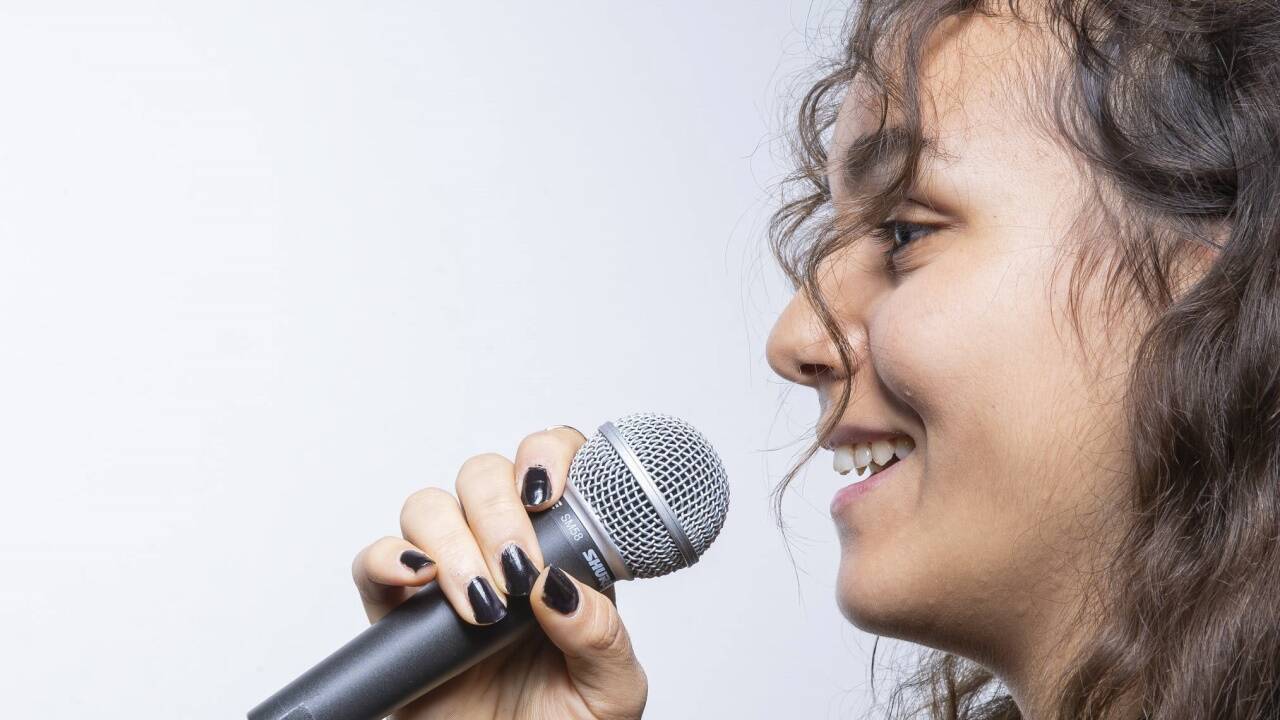 Katharina Wieser, Absolventin des Musischen Gymnasiums, verarbeitet in ihren Songs all ihre Gefühle. 