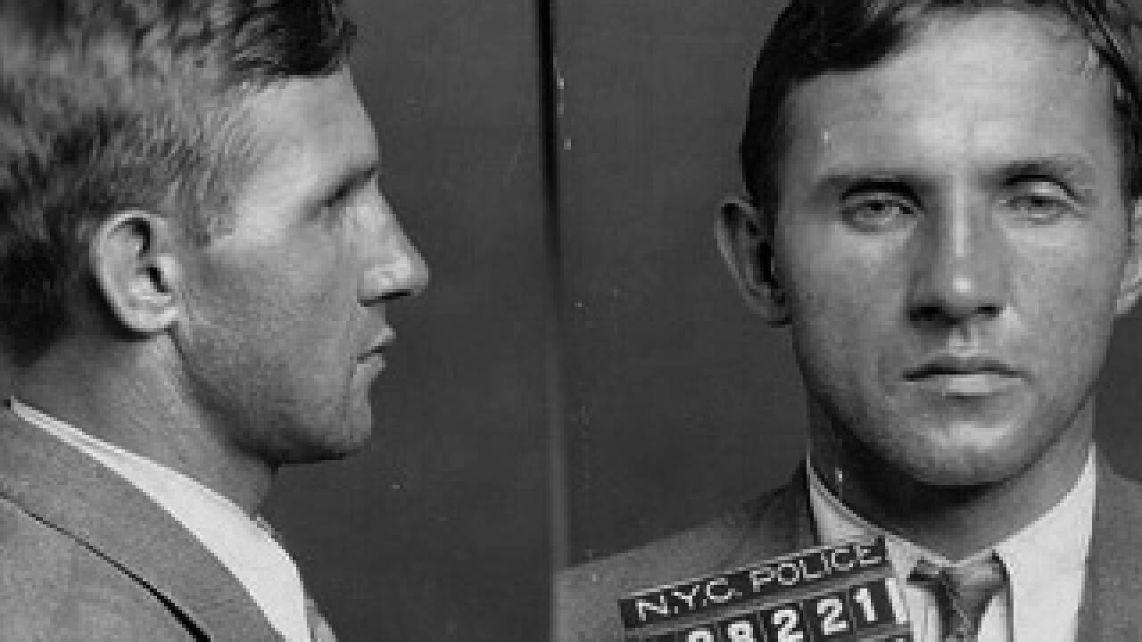 1936: In Trenton (New Jersey) wird der Deutsche Bruno Hauptmann, der den 20 Monate alten Charles Lindbergh jr. entführt und ermordet haben soll, auf dem elektrischen Stuhl hingerichtet. 