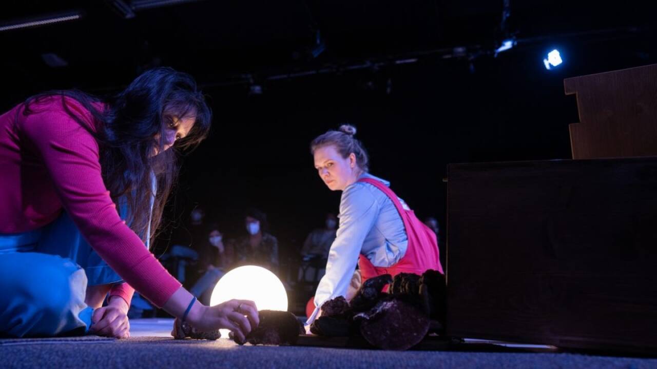Szene aus „Zitronen, Zitronen, Zitronen“ der Online-Aufführung vom Schauspielhaus Graz. 