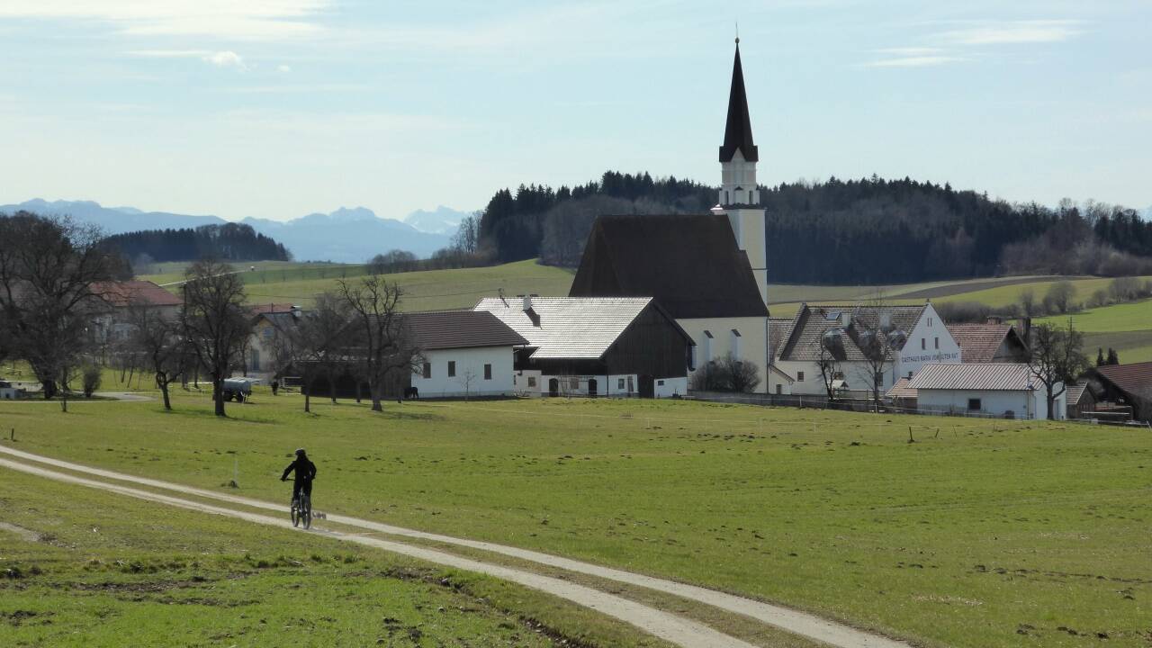 Der Vier-Kirchen-Weg eignet sich auch bestens zum Radeln. Im Bild die Wallfahrtskirche in Gstaig. Der Vier-Kirchen-Weg eignet sich auch bestens zum Radeln. Im Bild die Wallfahrtskirche in Gstaig.