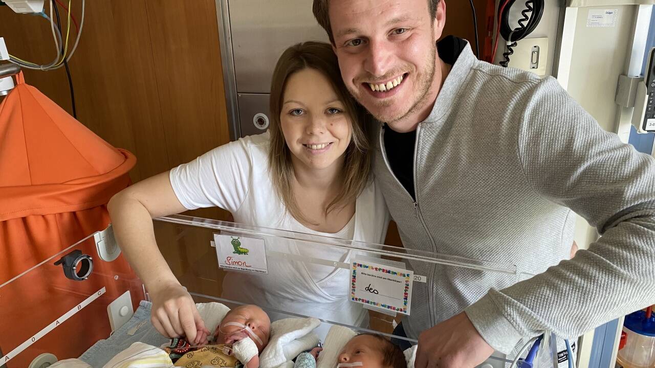 Daniela Gruber und Haimo Peterleitner mit ihren Zwillingssöhnen Leo und Simon 