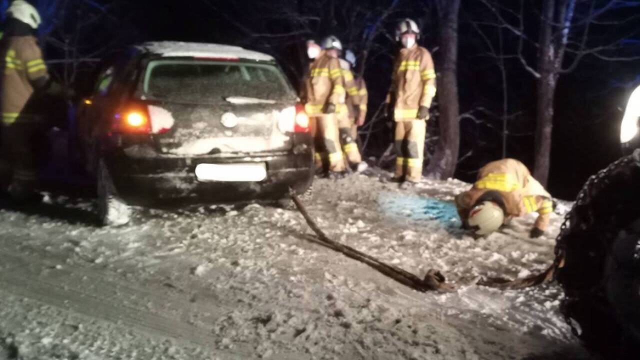 Einsatzkräfte der Freiwilligen Feuerwehr Leogang bei einer Fahrzeugbergung in der Nacht auf Mittwoch, 7. April 2021, an der B164. 