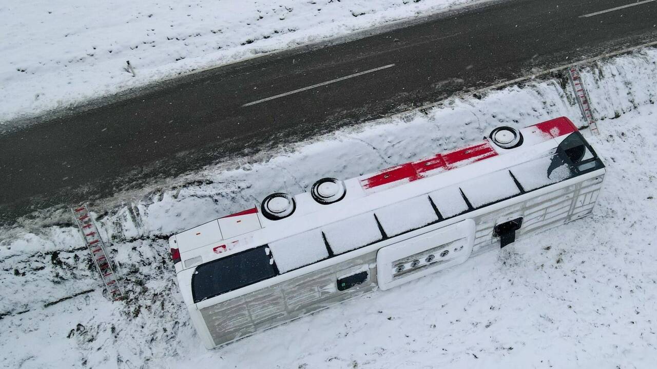Der Bus landete im Straßengraben 