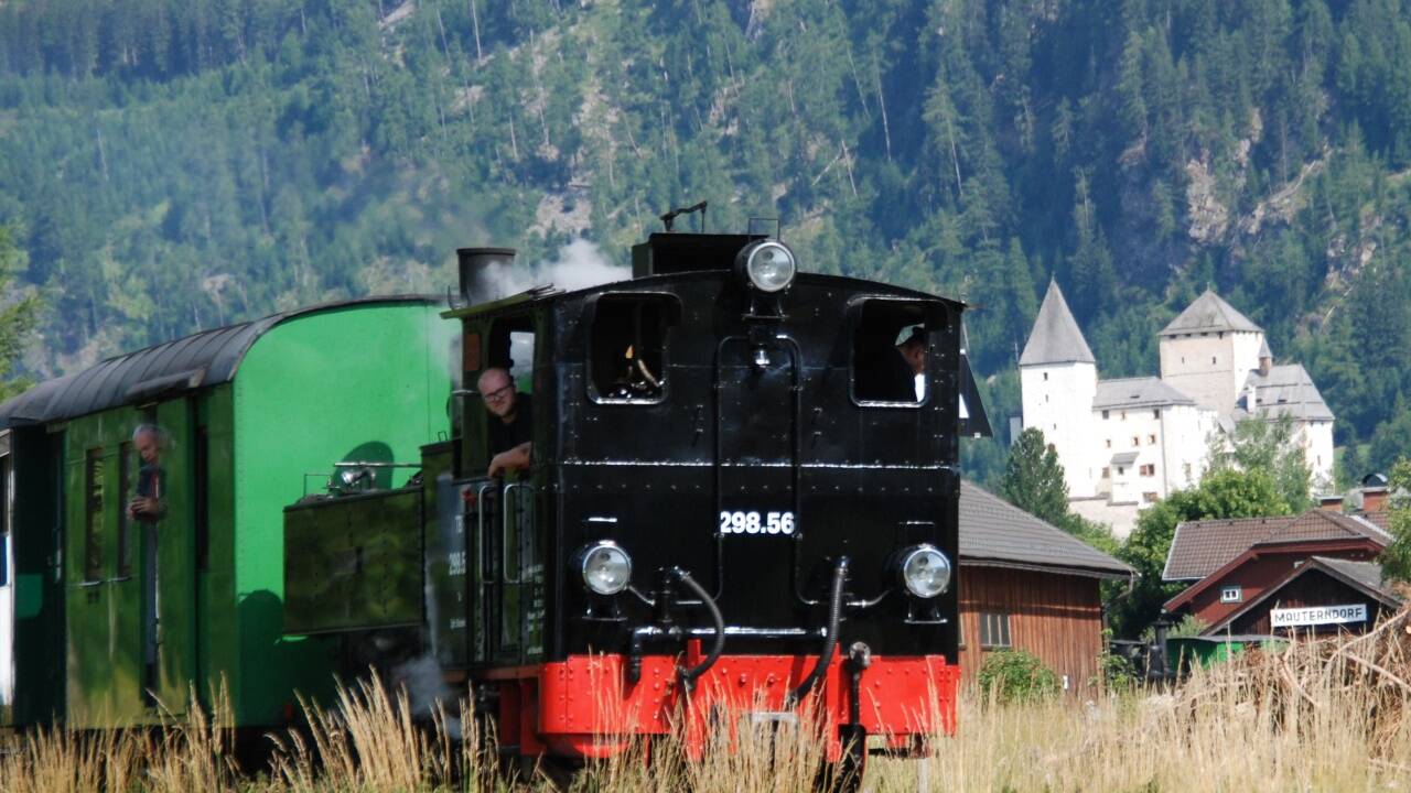 Die Taurachbahn wartet auf das Abfahrtssignal. 