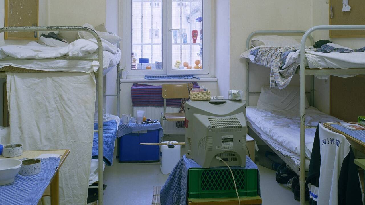 In manchen veralteten Gefängnissen in Österreich gibt es noch Stockbetten. In manchen veralteten Gefängnissen in Österreich gibt es noch Stockbetten.