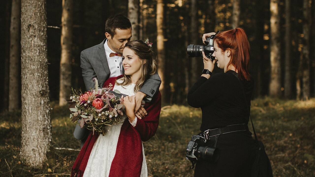 Lisa Jungmann (r.) hat es geschafft: Das Fotografieren, ihr einstiges Hobby, ist nun ihr Beruf. 