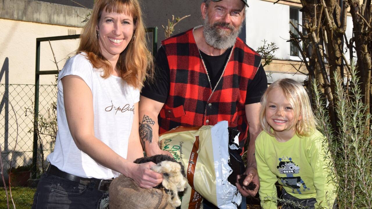 Auch das Hochbeet im eigenen Garten bekommt Blumi und ungewaschene Salzburger Schafwolle als Langzeitdünger und Wasserspeicher bei Birgit, Simon und Junior Daniel Glück. 