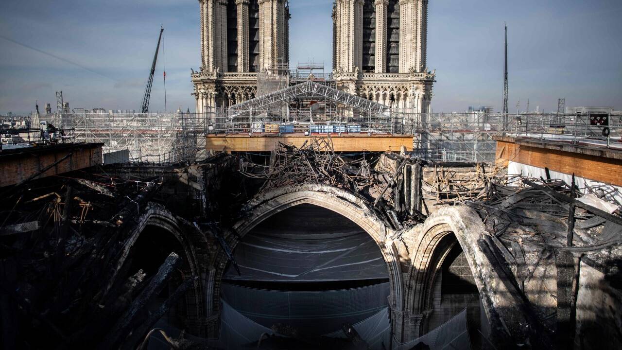 Hinter den Türmen der Kathedrale Notre-Dame in Paris klafft das Loch, das der Brand hinterlassen hat.  