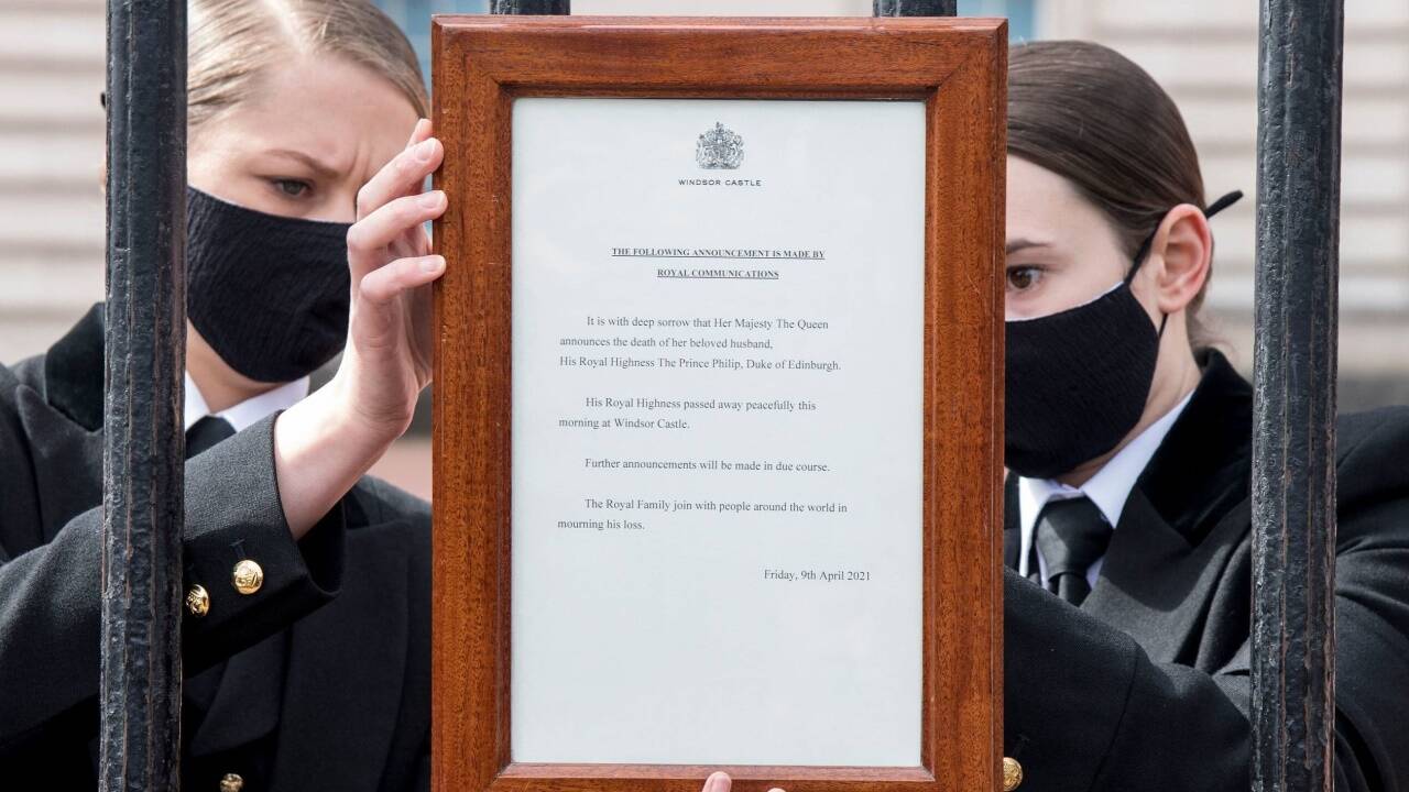 Freitag, 9. April 2021 – Bedienstet des Buckingham Palace bringen die Nachricht von Prinz Philips Ableben an.  